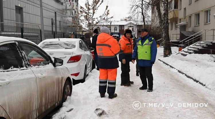 Три бригады спасателей и коммунальщиков вызвали на место атаки ВСУ в Белгороде