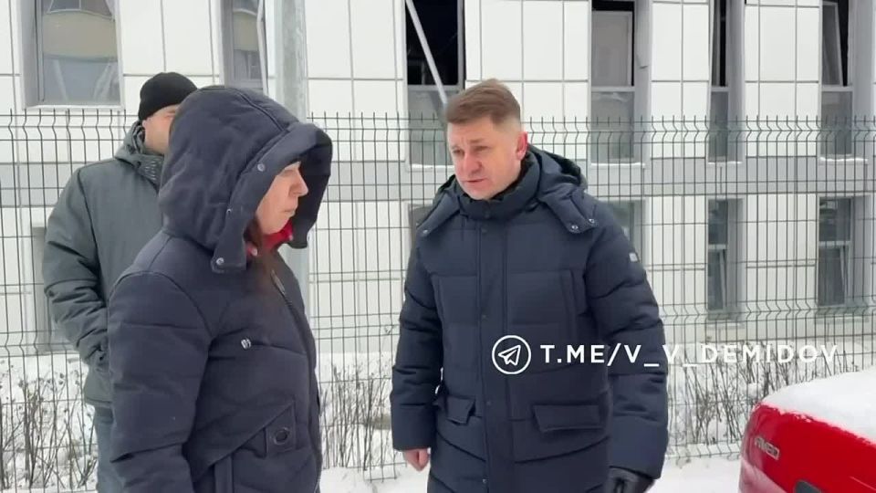 Спасатели и коммунальщики ликвидируют последствия обстрела в центре Белгорода