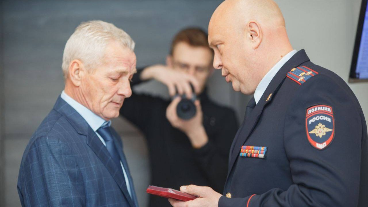 В Старом Осколе семье погибшего полицейского вручили орден Мужества