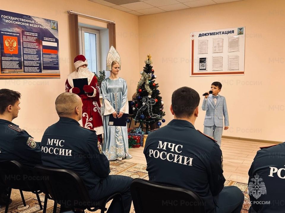 Школьники поздравили сотрудников МЧС России с Новым годом