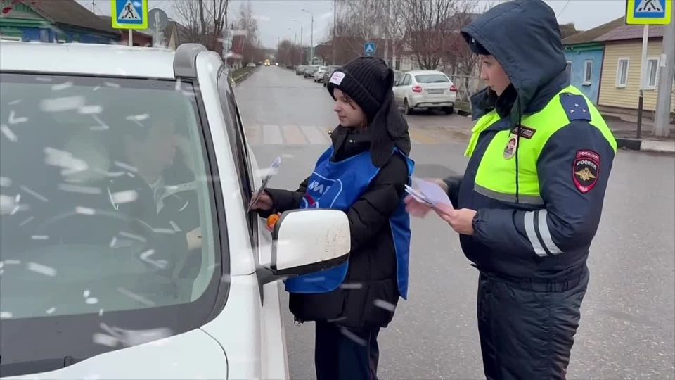 Здравствуйте, друзья. В Алексеевке сотрудники Госавтоинспекции вместе с юными инспекторами движения в рамках праздничных выходных организовали профилактическую акцию, чтобы напомнить автолюбителям о соблюдении ПДД Юные...
