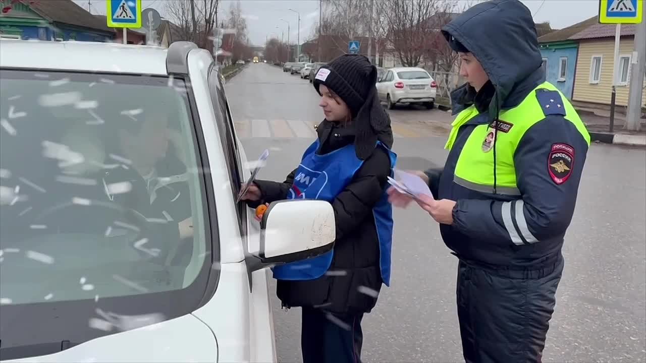 Здравствуйте, друзья. В Алексеевке сотрудники Госавтоинспекции вместе с юными инспекторами движения в рамках праздничных выходных организовали профилактическую акцию, чтобы напомнить автолюбителям о соблюдении ПДД Юные...