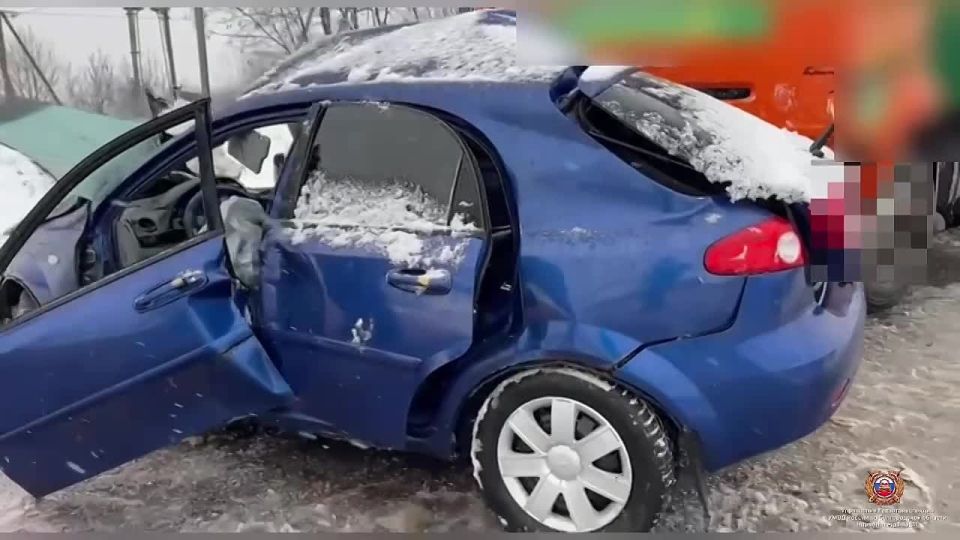 В Валуйском округе женщина за рулём иномарки врезалась в грузовик и погибла