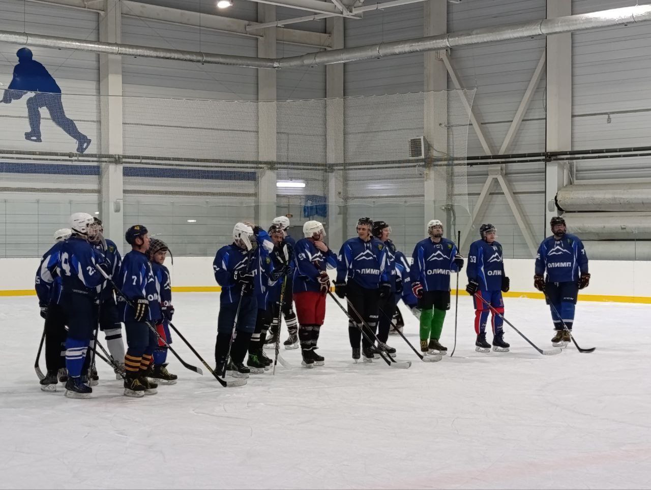 Татьяна Киричкова: Спортивный январь. Сегодня на ледовой арене «Олимп» была проведена Рождественская хоккейная игра среди любительских команд из г. Россошь и п. Ровеньки