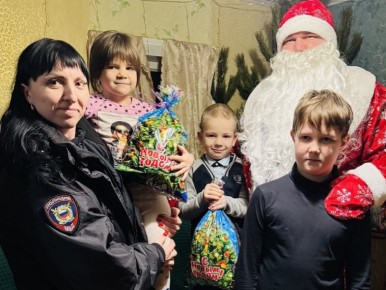 Полицейский Дед Мороз поздравил с Новым годом юных жителей Красногвардейского округа