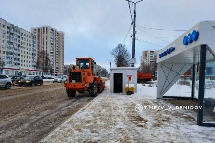 Коммунальщики расчищают улицы Белгорода после ночного снегопада