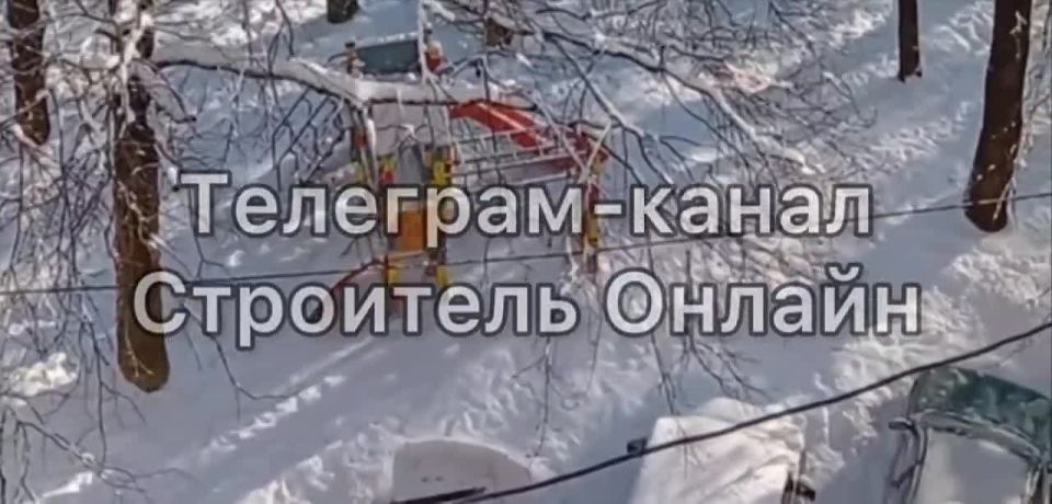 Над Строителем было громко