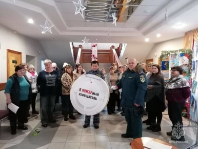 Сотрудники МЧС России призывают граждан соблюдать правила пожарной безопасности в период Новогодних праздников