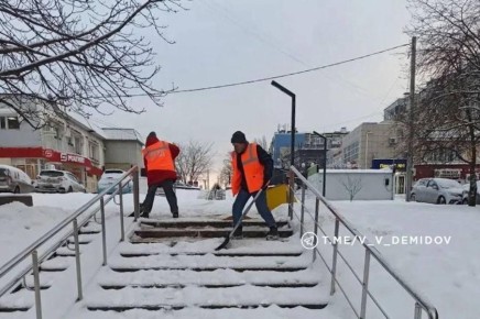 Белгород продолжает заметать снегом, поэтому коммунальные службы города работают в активном режиме