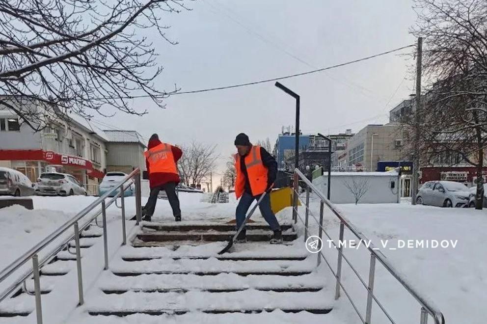 Белгород продолжает заметать снегом, поэтому коммунальные службы города работают в активном режиме