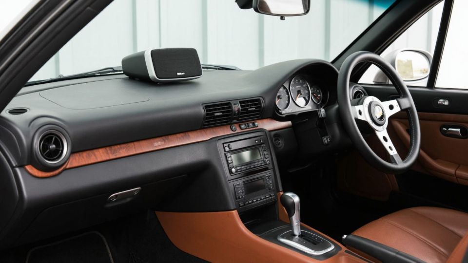 Громкая музыка в салоне: когда она мешает водителю?