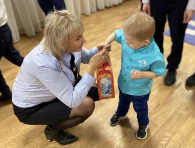 Белгородские полицейские поздравили с Новым годом и Рождеством Христовым воспитанников Областного социально-реабилитационного центра для несовершеннолетних