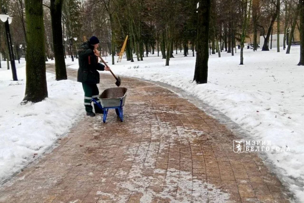 С последствиями непогоды борются 1500 специалистов и 750 единиц техники