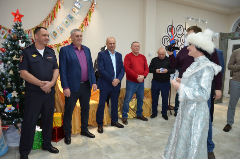 Полицейские Краснояружского округа помогли исполнится новогодним мечтам детей