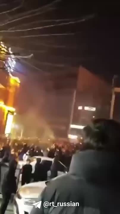 В Тегеране пожары в центре города, протестующие жгут машины, мотоциклы и баррикады