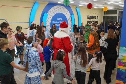 Единая Россия поздравила детей из Харьковской области с новогодними праздниками