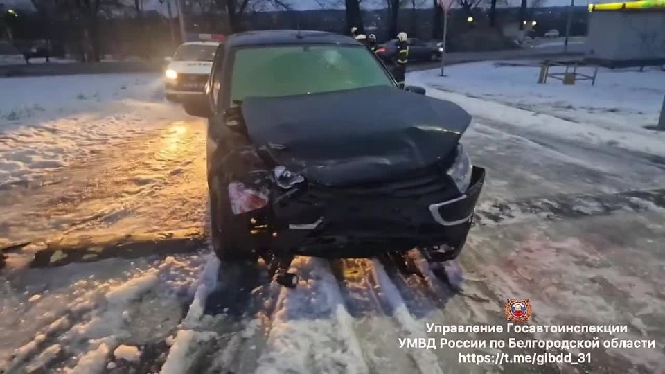 #СВОДКА_ДТП. По предварительным данным около 16 часов 25 минут, в районе дома № 2 ул. Революционная г. Губкин, 18-летний водитель, управляя автомобилем «ВАЗ 21110» при выезде с автозаправочной станции не уступил дорогу...