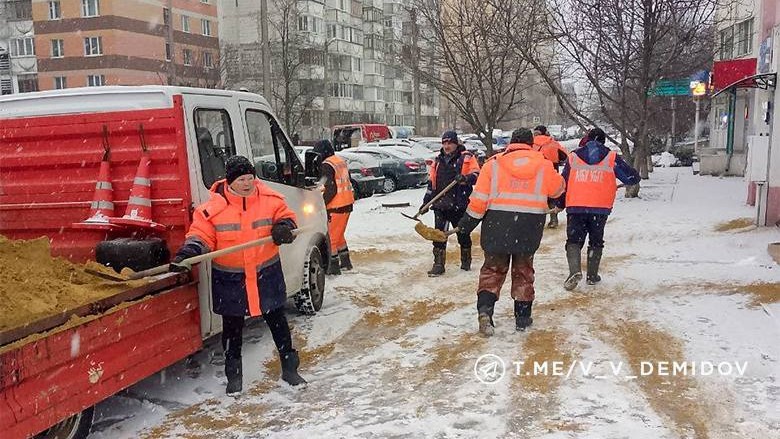 Снег в Белгороде убирают более 540 специалистов и 46 единиц техники
