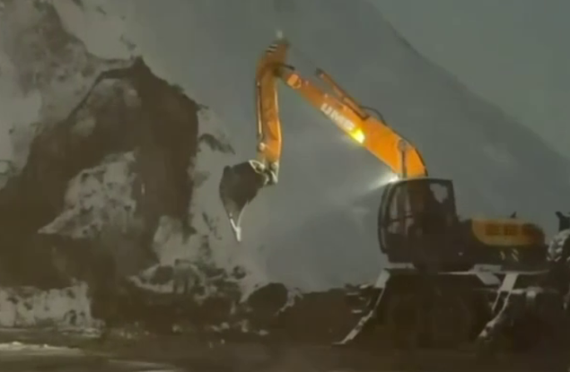 Коммунальные и дорожные службы с подрядными организациями устраняют последствия снегопада в Белгороде в круглосуточном усиленном режиме