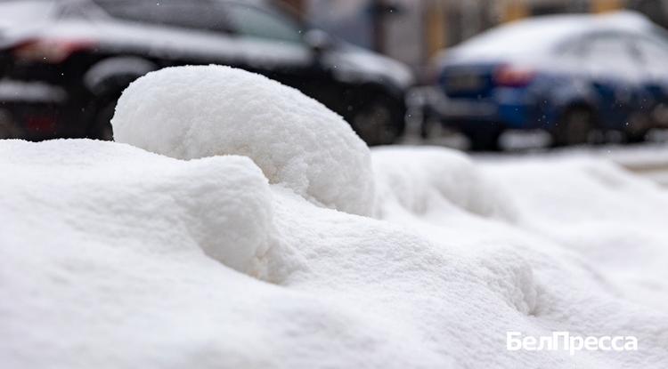 538 сотрудников и 36 спецмашин управляющих компаний чистят с утра заснеженный Белгород