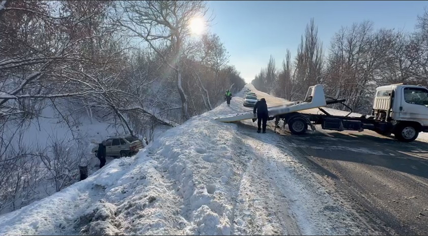 В Губкине наряд ДПС оказал помощь водителю, съехавшего в кювет автомобиля