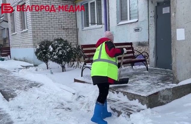 В Белгороде продолжают активно убирать улицы после сильного снегопада