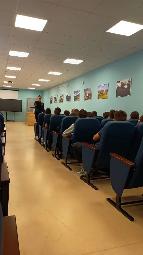 В Белгородской области автоинспекторы провели лектории по дорожной безопасности со студентами колледжей