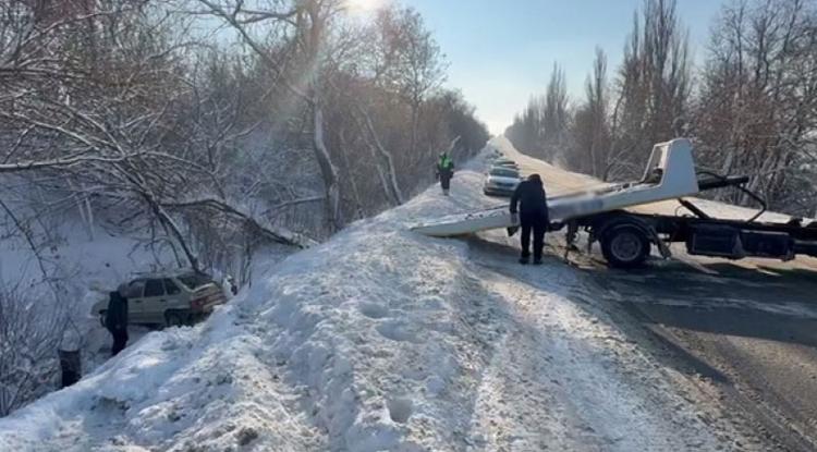 Белгородские полицейские помогли водителю, съехавшему в кювет из?за снегопада