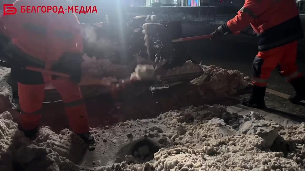 Сотрудники Белгорблагоустройства очищают улицы от снега в режиме 24/7