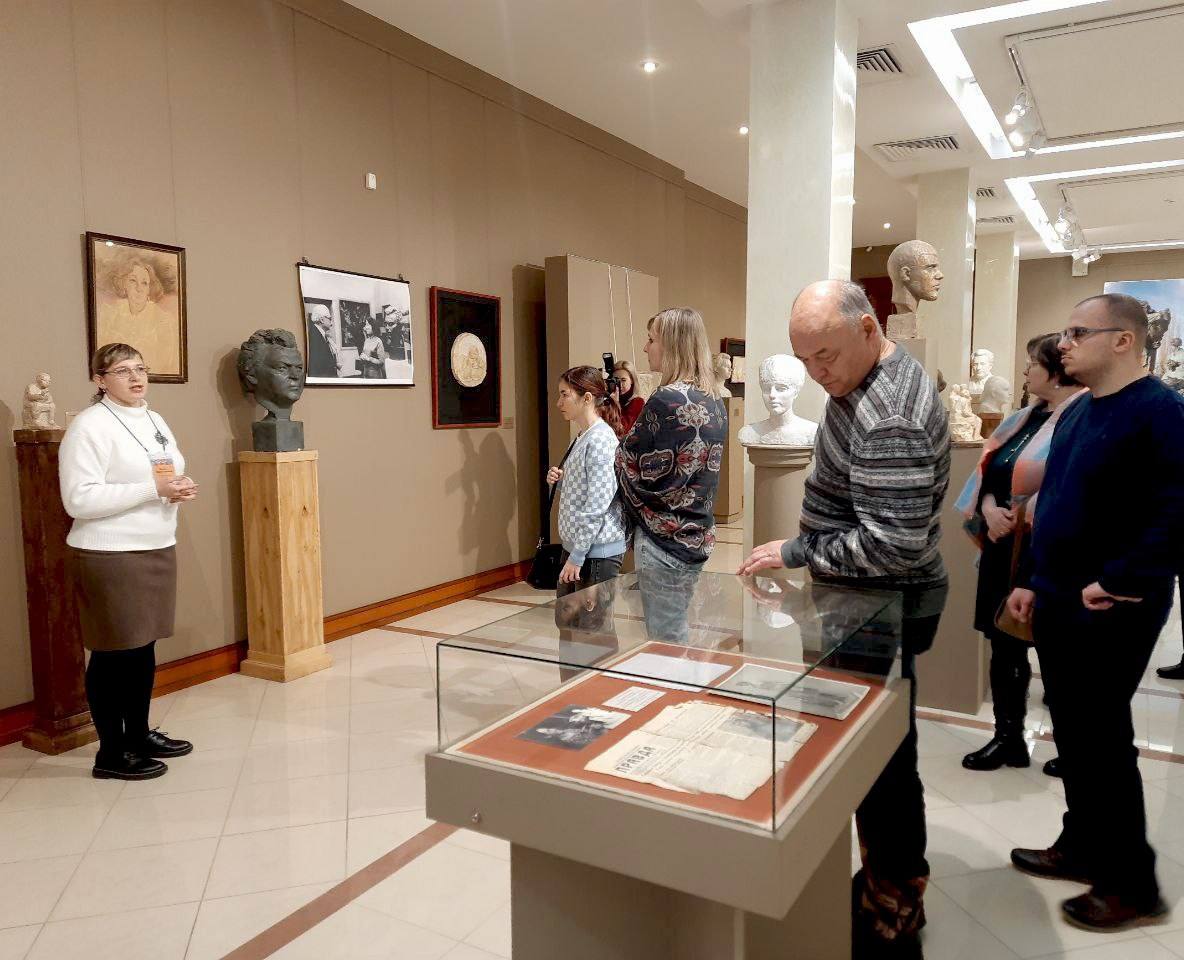 В Белгородском художественном музее прошла увлекательная экскурсия по выставке «Семья скульпторов», посвящённой творчеству знаменитой художественной династии Тугариновых — Попандопуло из Москвы