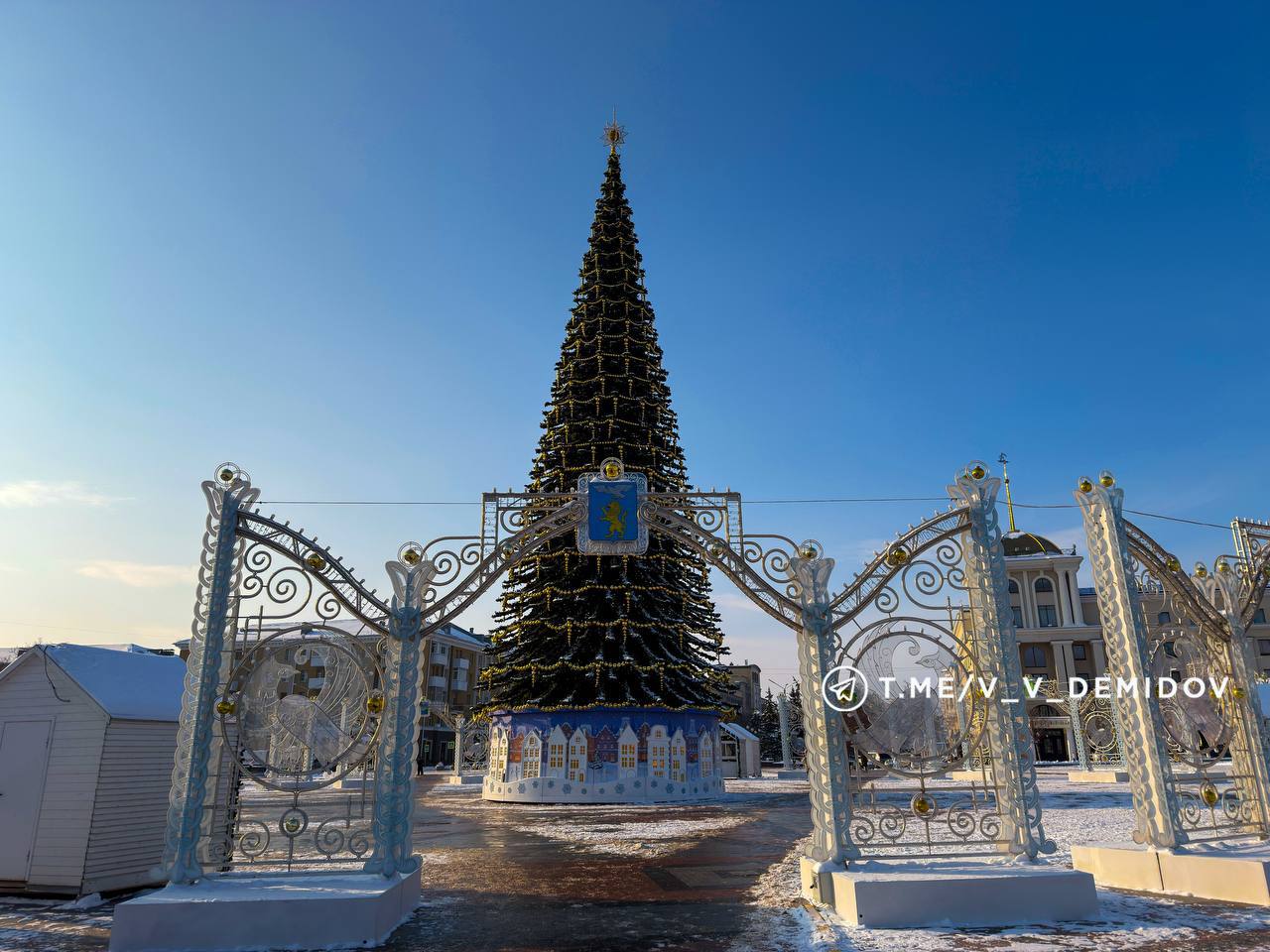 Сегодня праздничные новогодние украшения начали убирать с улиц города