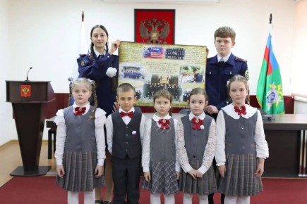 15Кадеты и учащиеся школы поздравили сотрудников СУ СК России по Белгородской области с 15-летием ведомства