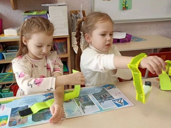 В Белгородской области «световозвращающие мастерские» научили дошкольников самостоятельно изготавливать яркие аксессуары