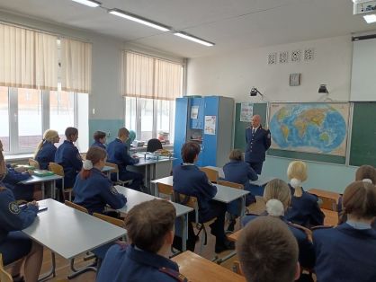 Ветеран следствия провел встречу с кадетами СК России в МБОУ СОШ-20 города Белгорода