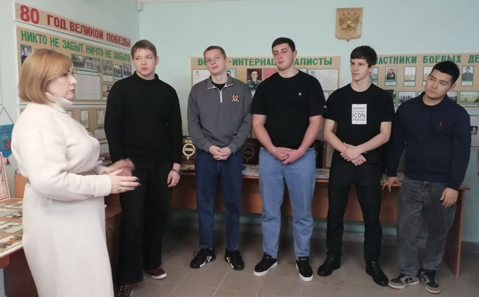 В Астрахани студенты техникума побывали на экскурсии в линейном отделе