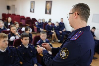 Криминалист ведомства познакомил кадет с криминалистической техникой