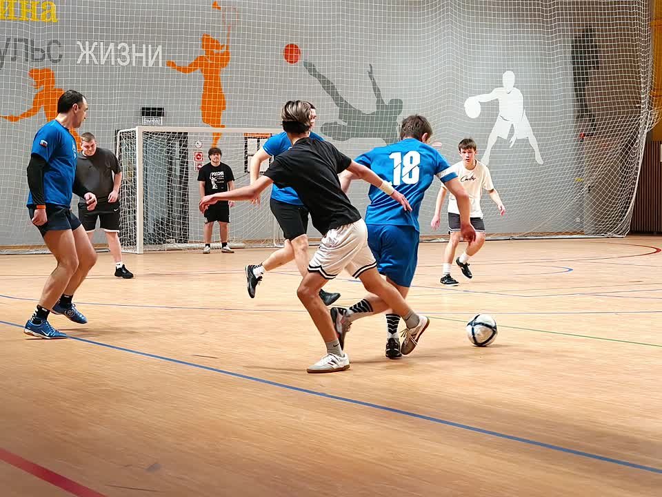 В Белгородской области полицейские познакомили участников акции «Студенческий десант» со своей профессией и провели с ними товарищеский матч