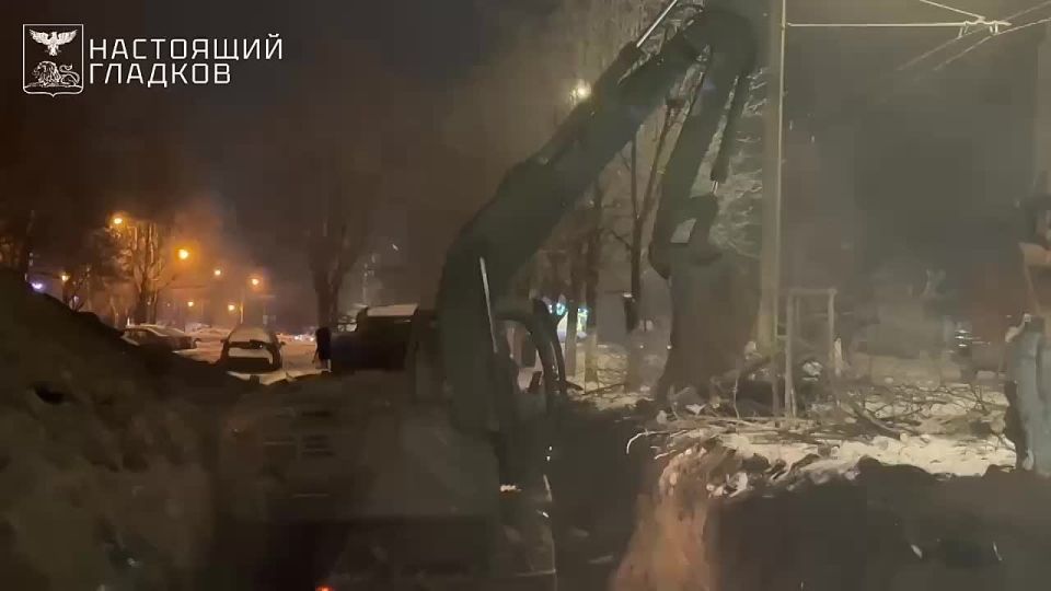 Кадры с места ЧП в Белгороде, где идут работы по извлечению боеприпаса, опубликовал Вячеслав Гладков