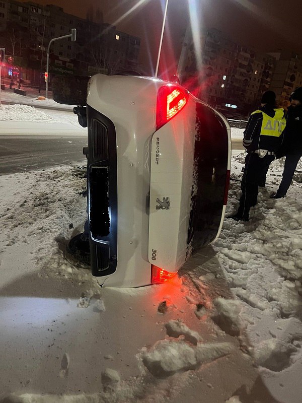 В Старом Осколе девушка врезалась в знак, перевернула машину и стала фигуранткой уголовного дела