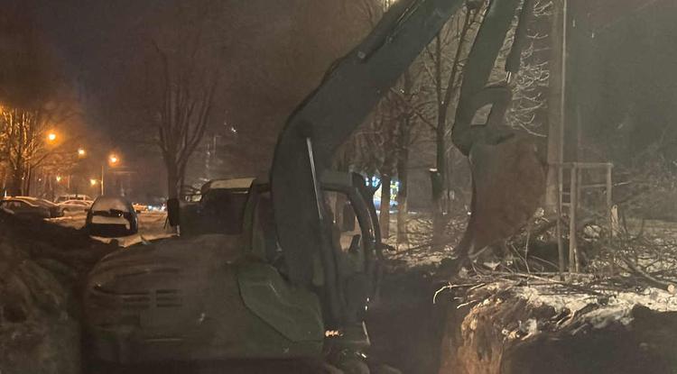 На месте ЧП в Белгороде специалисты Минобороны России и МЧС продолжают извлекать снаряд