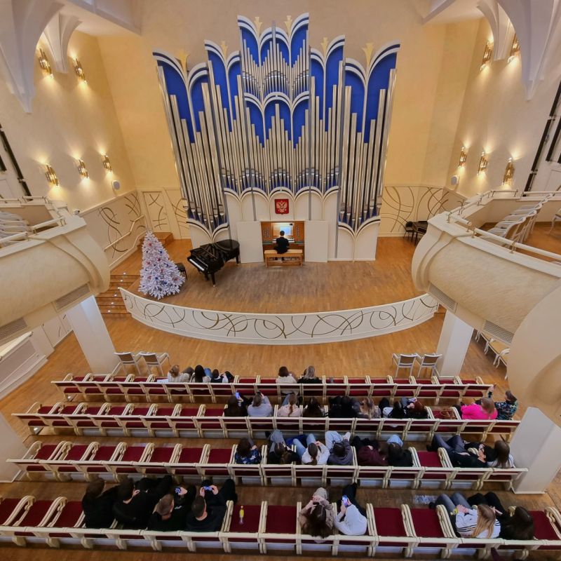 В преддверии всероссийского Дня студентов органист Белгородской филармонии Тимур Халиуллин провёл концерты-экскурсии по Органному залу и его закулисью для учащихся техникумов и колледжей Белгорода