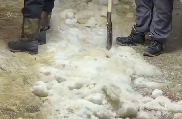 В Белгороде в подземном переходе «Сокол» бригада Белгорблагоустройства устраняет наледь