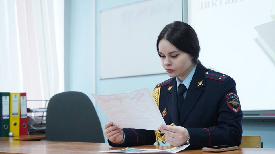 Сегодня в СОФ НИУ «БелГУ» в преддверии Дня студенчества сотрудники полиции и члены Общественного совета при УМВД провели всероссийскую акцию «Студенческий десант»