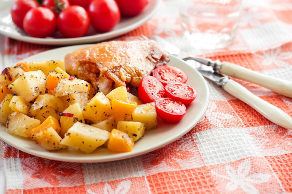 Куриная грудка с помидорами и картошкой: идеальное семейное блюдо