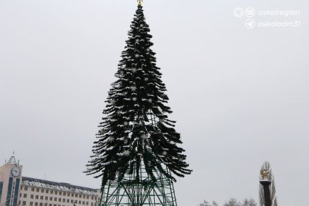 В Старом Осколе убирают новогодние украшения