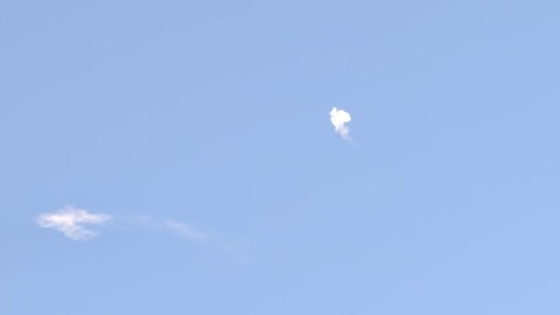 Следы от работы ПВО в белгородском небе после сигнала ракетной опасности