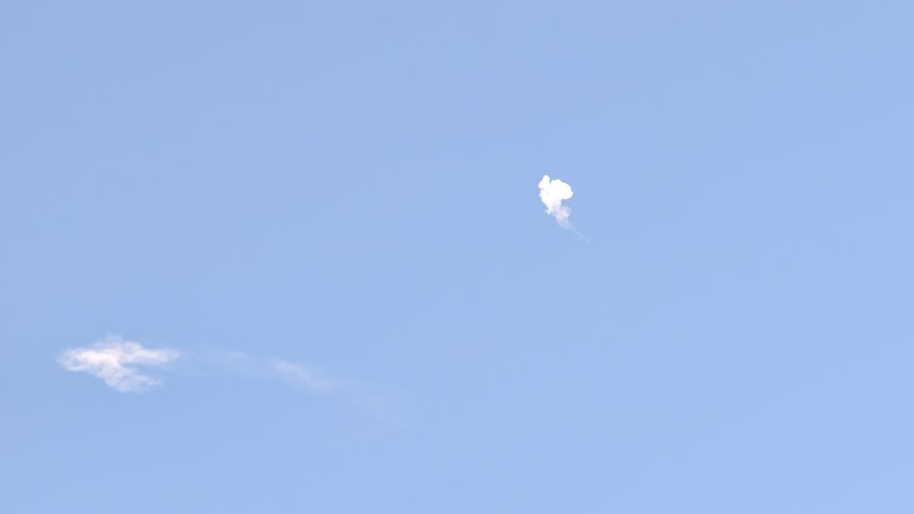 Следы от работы ПВО в белгородском небе после сигнала ракетной опасности