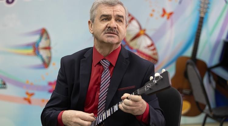 Музыкант из Уразово увлекает детей искусством в прифронтовых условиях
