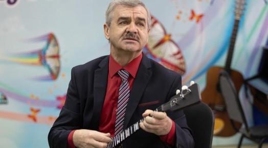 Музыкант из Уразово увлекает детей искусством в прифронтовых условиях