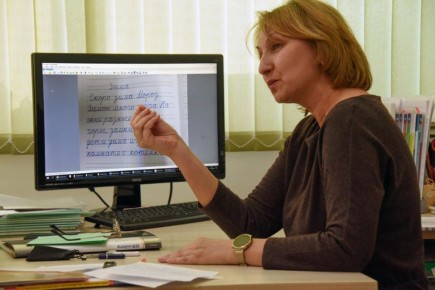 Мало того, что мы перестали залезать в окна к любимым женщинам, так ещё и ручные письма давно бросили писать, утонув в электронной почте, мессенджерах и стикерах…